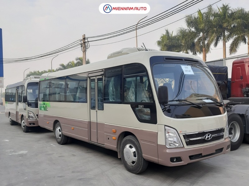 Xe khách 29 chỗ Hyundai County được trang bị gương chiếu hậu lớn