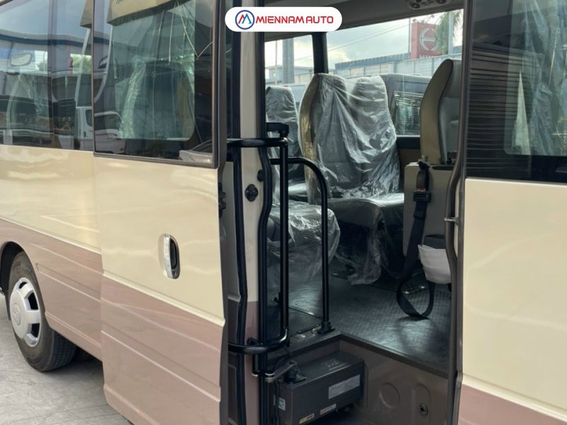 Khoang cabin lái của xe khách 29 chỗ được nhập khẩu trực tiếp từ Hyundai