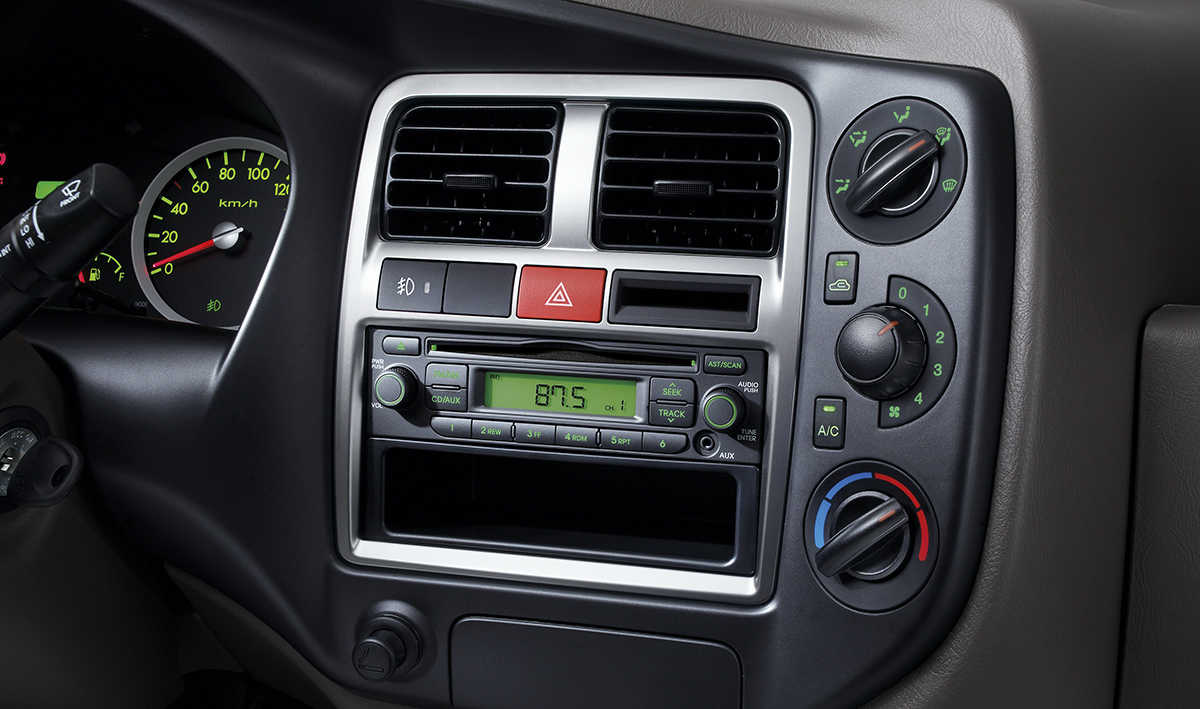 Hyundai_Porter_H100_Interior_-_2